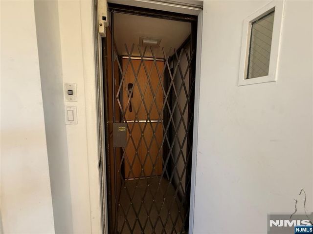 2 Sinclair Court, Teaneck, NJ 07666
