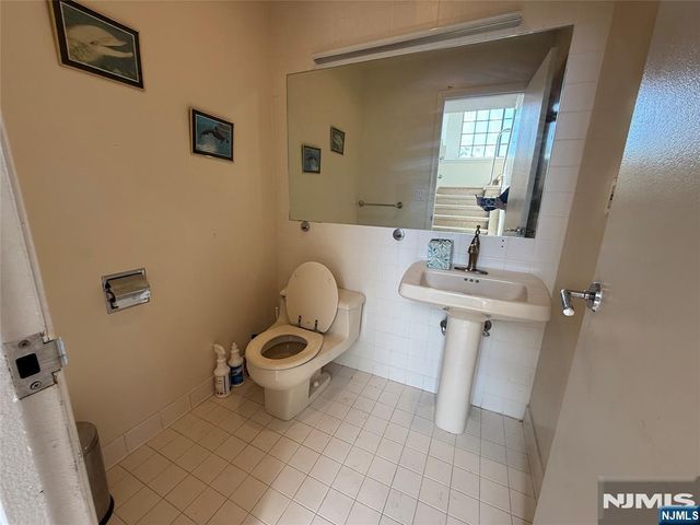 2 Sinclair Court, Teaneck, NJ 07666