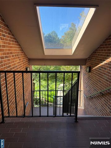 2 Sinclair Court, Teaneck, NJ 07666