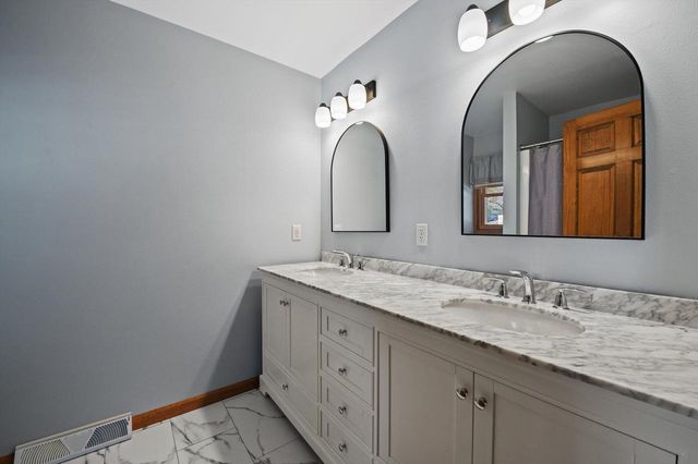 213 Ryan COURT, West Bend, WI 53095