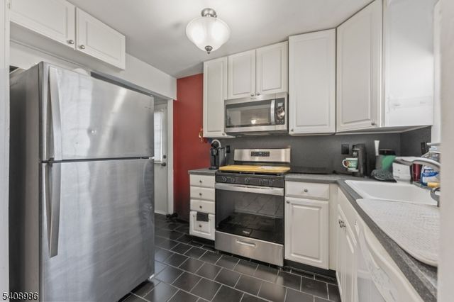 102 Barnsdale Rd, Clifton City, NJ 07013