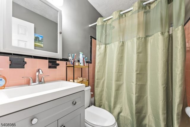 102 Barnsdale Rd, Clifton City, NJ 07013