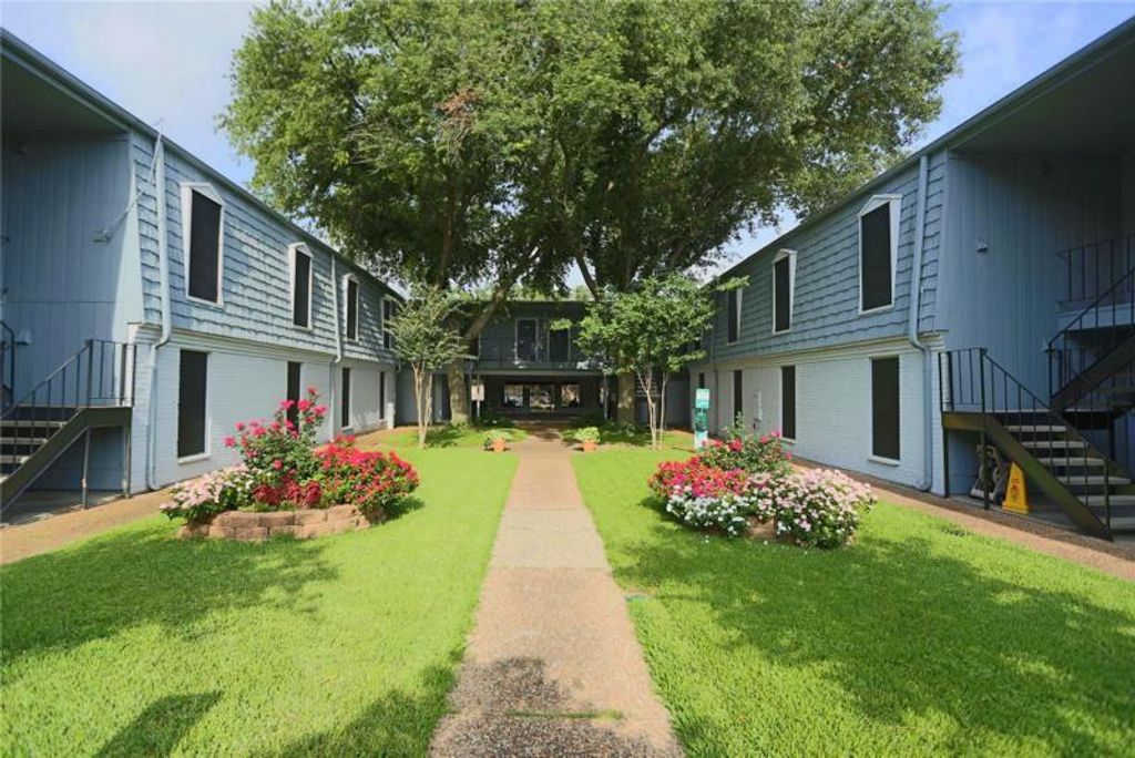 1901 S Voss Road 18, Houston, TX 77057