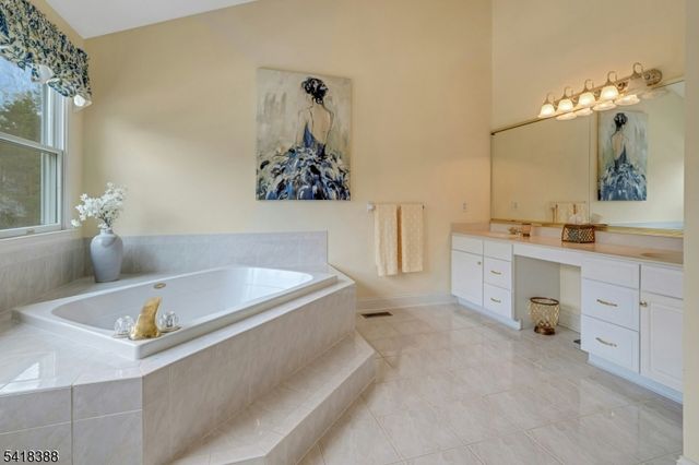 15 Spring Lake Dr, Chester Twp., NJ 07931