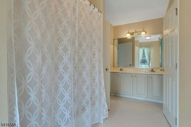 15 Spring Lake Dr, Chester Twp., NJ 07931