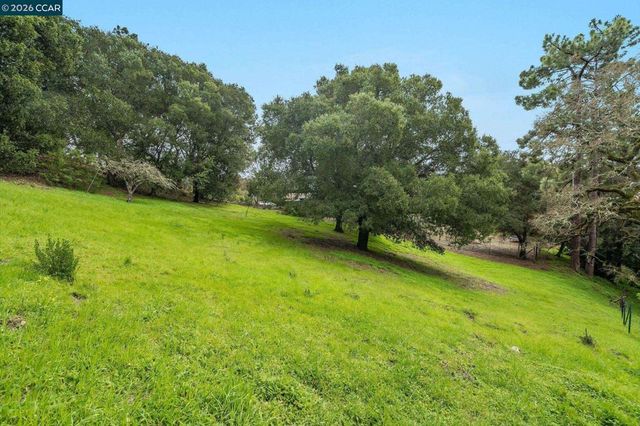 9 Charles Hill Rd, Orinda, CA 94563