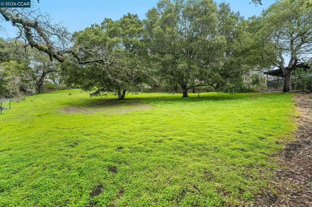 9 Charles Hill Rd, Orinda, CA 94563