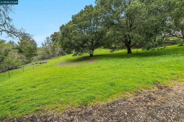9 Charles Hill Rd, Orinda, CA 94563