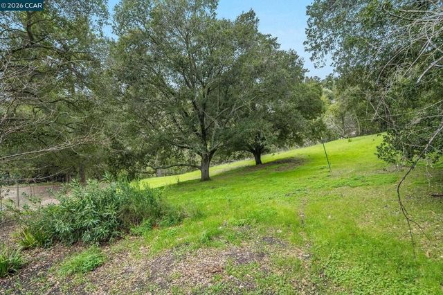 9 Charles Hill Rd, Orinda, CA 94563