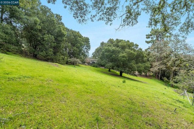 9 Charles Hill Rd, Orinda, CA 94563