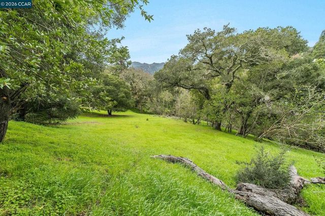 9 Charles Hill Rd, Orinda, CA 94563