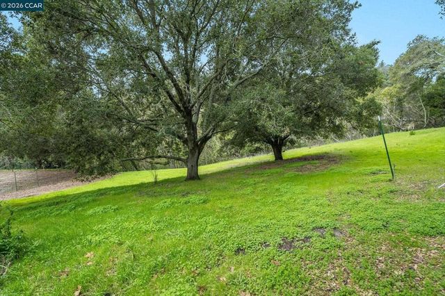 9 Charles Hill Rd, Orinda, CA 94563