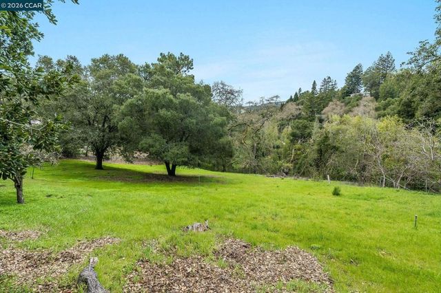9 Charles Hill Rd, Orinda, CA 94563