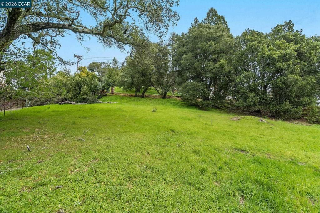9 Charles Hill Rd, Orinda, CA 94563