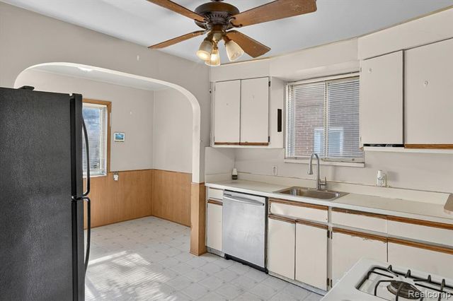 20930 Redmond Avenue, Eastpointe, MI 48021
