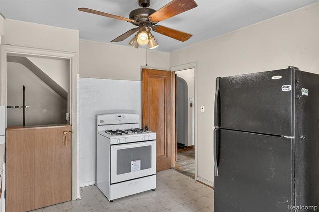 20930 Redmond Avenue, Eastpointe, MI 48021