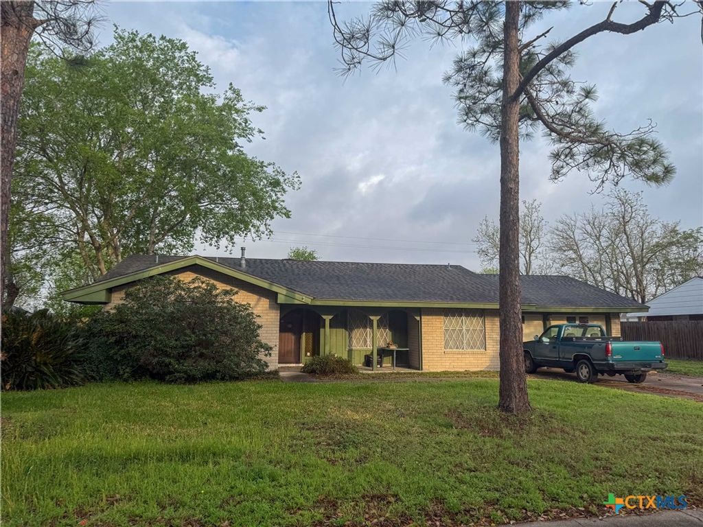 301 Rosewood Drive, Victoria, TX 77901
