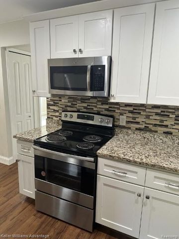13366 North Rd, Fenton, MI 48430