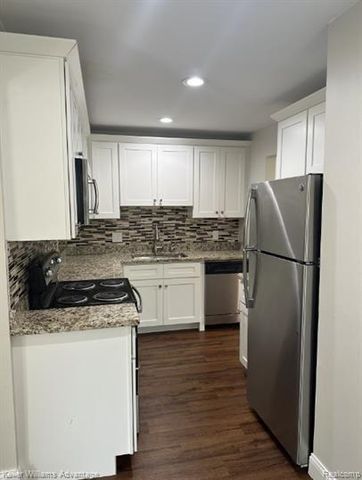 13366 North Rd, Fenton, MI 48430