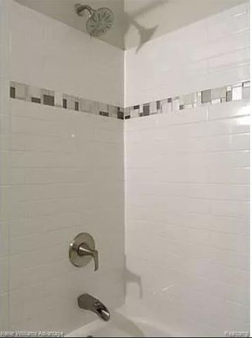 13366 North Rd, Fenton, MI 48430