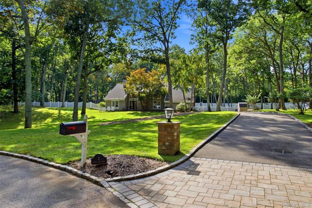 2 White Cap Court, Lloyd Harbor, NY 11743