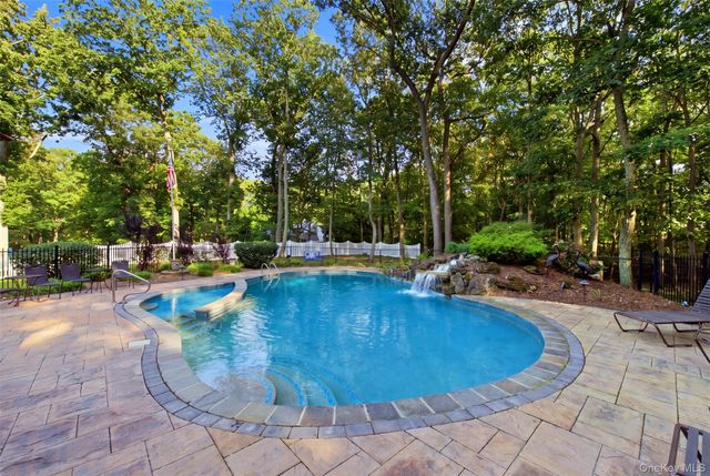 2 White Cap Court, Lloyd Harbor, NY 11743