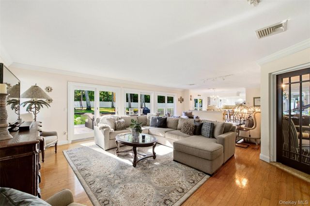 2 White Cap Court, Lloyd Harbor, NY 11743