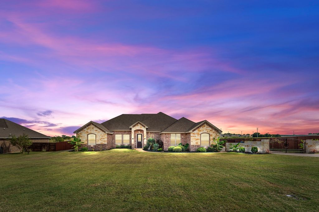 1174 W Warren Street, Hewitt, TX 76643