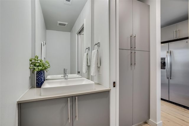 4004 Banister LN 308, Austin, TX 78704