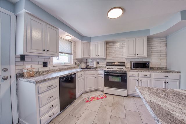 504 Rolling Green Dr, Bethel Park, PA 15102