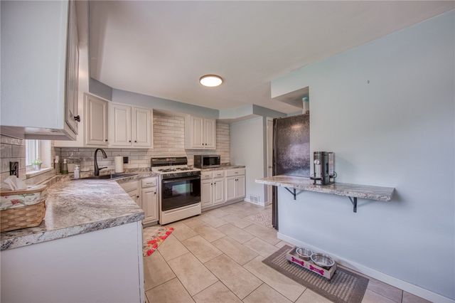 504 Rolling Green Dr, Bethel Park, PA 15102
