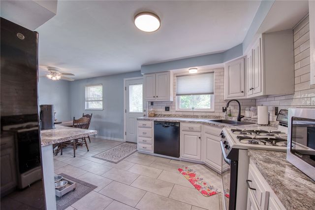 504 Rolling Green Dr, Bethel Park, PA 15102