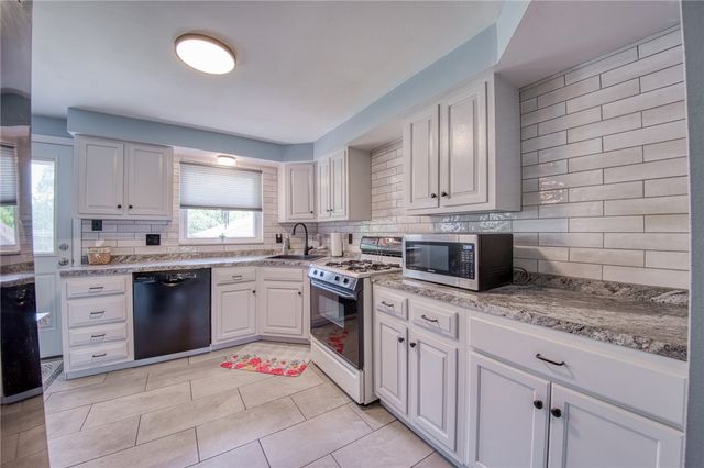 504 Rolling Green Dr, Bethel Park, PA 15102
