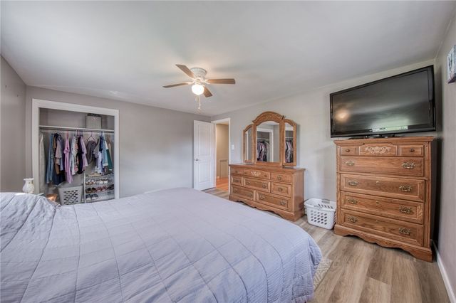 504 Rolling Green Dr, Bethel Park, PA 15102