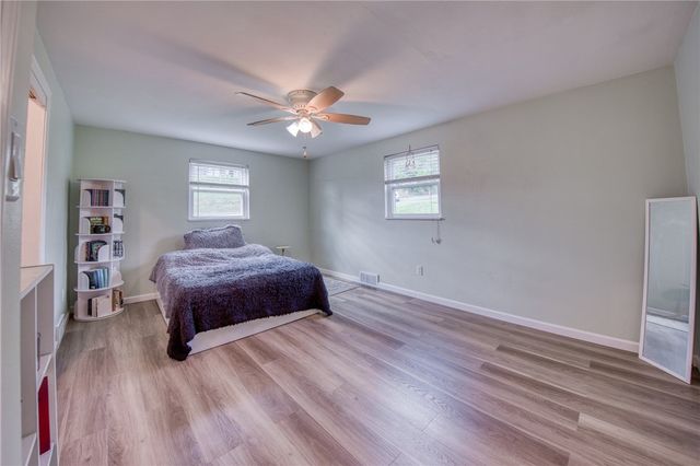 504 Rolling Green Dr, Bethel Park, PA 15102