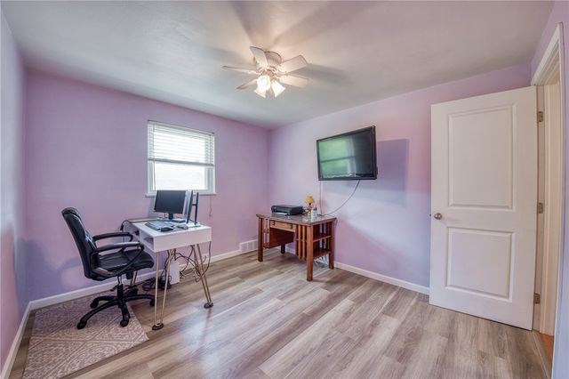 504 Rolling Green Dr, Bethel Park, PA 15102
