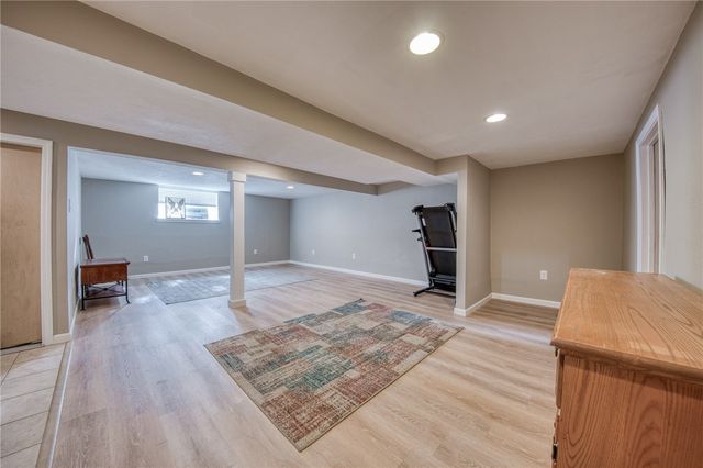 504 Rolling Green Dr, Bethel Park, PA 15102
