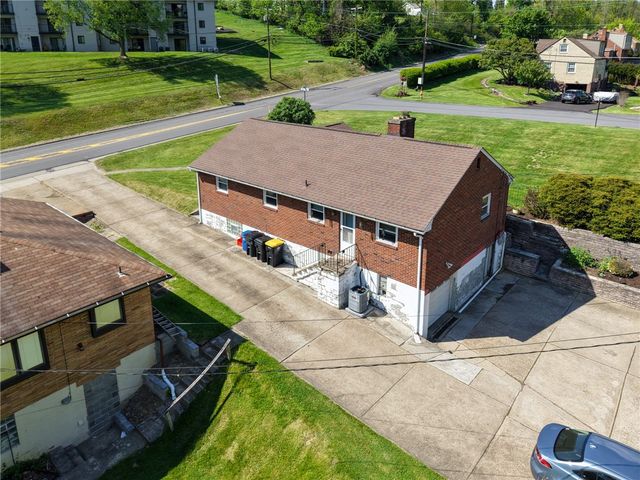 504 Rolling Green Dr, Bethel Park, PA 15102