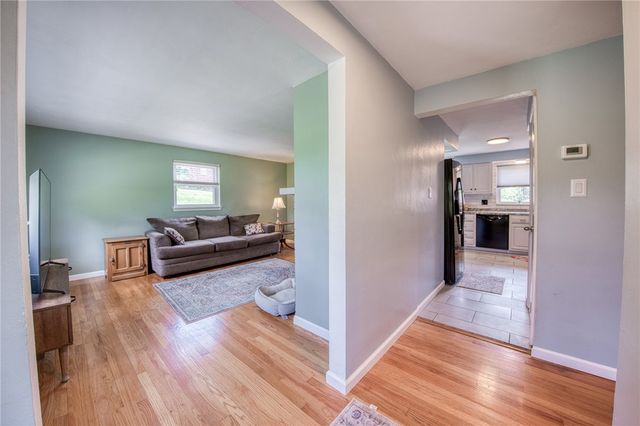 504 Rolling Green Dr, Bethel Park, PA 15102