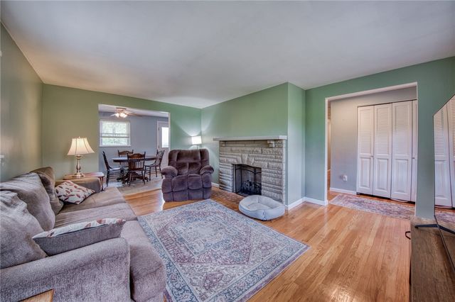 504 Rolling Green Dr, Bethel Park, PA 15102