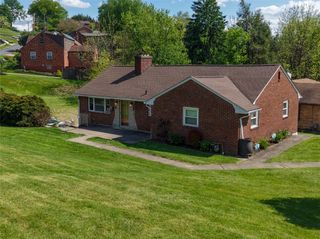 504 Rolling Green Dr, Bethel Park, PA 15102