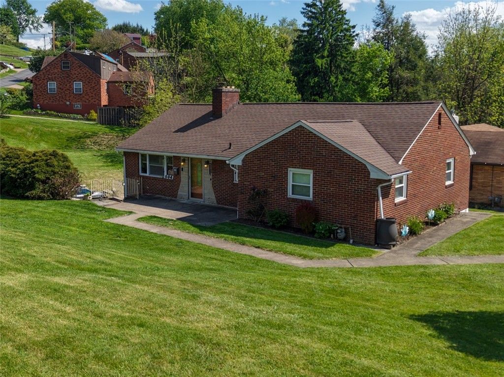 504 Rolling Green Dr, Bethel Park, PA 15102