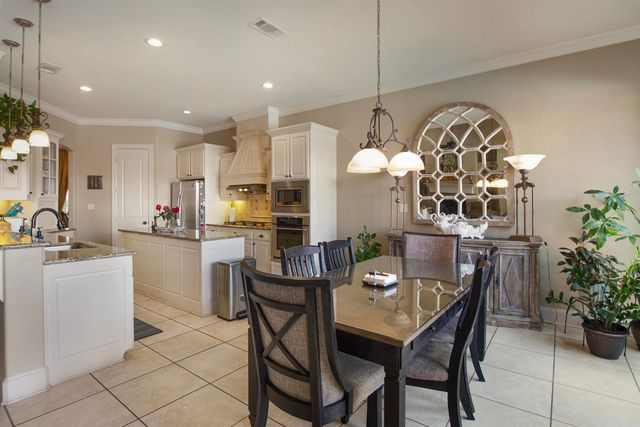 2111 Holly Hill Dr, Tyler, TX 75703