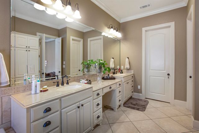 2111 Holly Hill Dr, Tyler, TX 75703