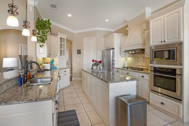 2111 Holly Hill Dr, Tyler, TX 75703