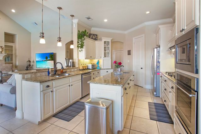 2111 Holly Hill Dr, Tyler, TX 75703