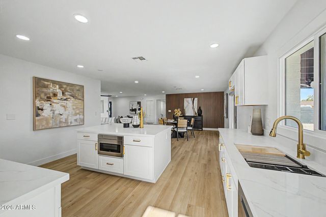 3235 E LARKSPUR Drive, Phoenix, AZ 85032