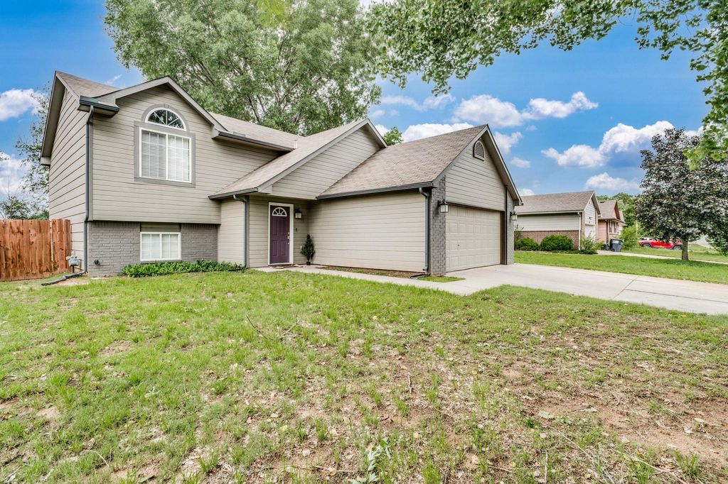 1307 Spring Cir, Haysville, KS 67060