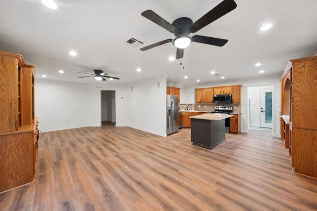 27 Deerfield Road, Huntsville, TX 77340