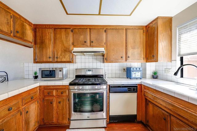 719 Franklin Ln, Vista, CA 92084
